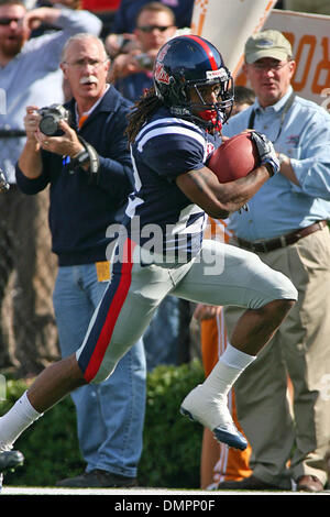 14 novembre 2009 - Oxford, Mississippi, USA - 14 novembre 2009 : Dexter McCluster (22) fait une pause pour la endzone au cours de premier semestre l'action. L'Ole Miss Tennessee les rebelles mènent 21-14 à la moitié des bénévoles à Vaught Hemingway Stadium à Oxford MS. (Crédit Image : © Epicéa Derden/ZUMApress.com) Southcreek/mondial Banque D'Images