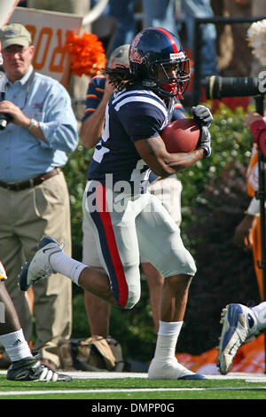 14 novembre 2009 - Oxford, Mississippi, USA - 14 novembre 2009 : Dexter McCluster (22) fait une pause pour la endzone au cours de premier semestre l'action. L'Ole Miss Tennessee les rebelles mènent 21-14 à la moitié des bénévoles à Vaught Hemingway Stadium à Oxford MS. (Crédit Image : © Epicéa Derden/ZUMApress.com) Southcreek/mondial Banque D'Images