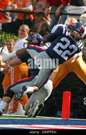 14 novembre 2009 - Oxford, Mississippi, USA - 14 novembre 2009 : Dexter McCluster (22 plongées) pour la endzone au cours de premier semestre l'action. L'Ole Miss Tennessee les rebelles mènent 21-14 à la moitié des bénévoles à Vaught Hemingway Stadium à Oxford MS. (Crédit Image : © Epicéa Derden/ZUMApress.com) Southcreek/mondial Banque D'Images