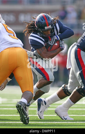 14 novembre 2009 - Oxford, Mississippi, USA - 14 novembre 2009 : Dexter Mcluster (22) trouve un écart au cours de premier semestre l'action. L'Ole Miss Tennessee les rebelles mènent 21-14 à la moitié des bénévoles à Vaught Hemingway Stadium à Oxford MS. (Crédit Image : © Epicéa Derden/ZUMApress.com) Southcreek/mondial Banque D'Images