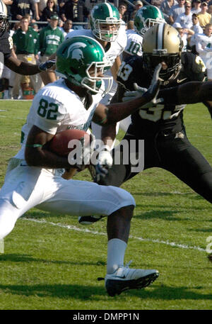 18 novembre 2009 - West Lafayette, Indiana, États-Unis - 14 novembre 2009 : coup d'État du Michigan Keshawn returner Martin (82) retourne le coup 16 yards au cours de 2ème trimestre l'action entre les Michigan State Spartans et le Purdue Boilermakers joué à Ross Ade Stadium à West Lafayette, Indiana. Michigan State s'allume pour vaincre Purdue 40 - 37. (Crédit Image : © Marc Evrard/Southcreek Banque D'Images