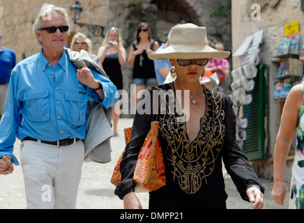 Catherine Zeta Jones et Michael Douglas en vacances à Valldemossa, Majorque. Banque D'Images