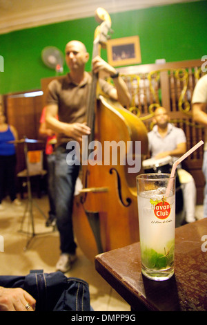 Band, musique, et mojito cocktail boissons dans un bar tard le soir, le Cafe Paris, La Havane Cuba Caraïbes Amérique Latine Banque D'Images