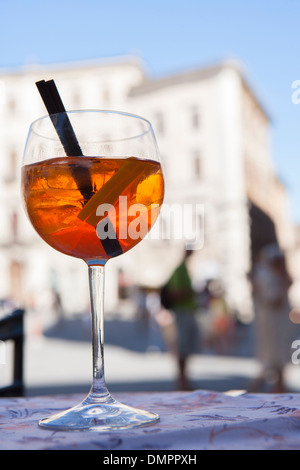 Aperol Spritz en italien Piazza Banque D'Images