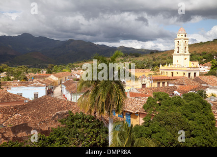 Cuba Trinidad vue sur l'horizon, y compris la tour de l'église du couvent saint François d'Asisi, Trinidad, Cuba Caraïbes Amérique Latine Banque D'Images