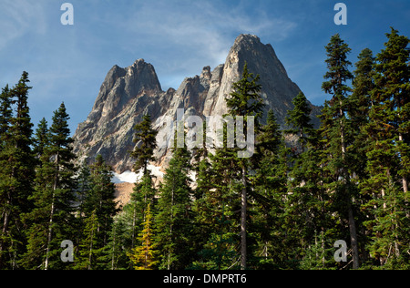 WASHINGTON - Liberty Bell et le début de l'hivers Spires Washington Pass donnent sur la US Highway 20 dans le Nord Cascades. Banque D'Images