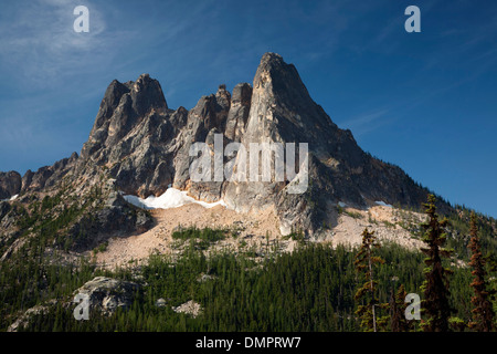 WASHINGTON - Liberty Bell et le début de l'hivers Spires Washington Pass donnent sur la US Highway 20 dans le Nord Cascades. Banque D'Images