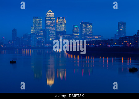 Canary Wharf Financial District la nuit, Londres, Angleterre Banque D'Images