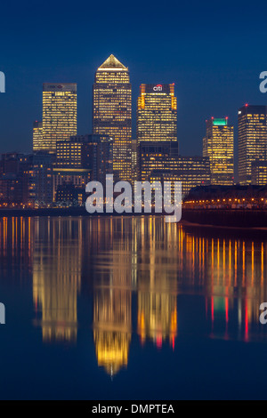 Le quartier financier de Canary Wharf à travers le brouillard, Londres, Angleterre Banque D'Images