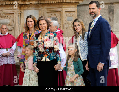 La famille royale d'Espagne, sans le Roi Juan Carlos, dans la cathédrale de Palma de Mallorca, dans la messe de Pâques en 2013. Banque D'Images
