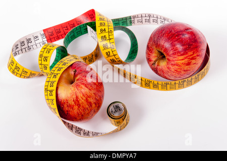 Ruban de mesure et pomme rouge isolé sur fond blanc Banque D'Images