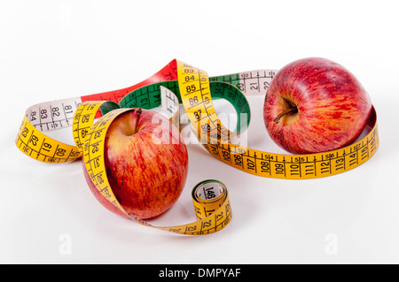 Ruban de mesure et pomme rouge isolé sur fond blanc Banque D'Images
