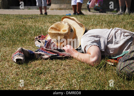 Prendre une sieste à Tor de Glastonbury, Somerset, Royaume-Uni Banque D'Images