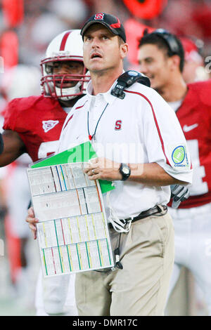 L'entraîneur-chef Jim Stanford Harbaugh au cours de jeu d'action à la Stanford Stadium à Stanford en Californie le samedi. Le Stanford Cardinaux défait les Huskies de Washington 34-14. (Crédit Image : © Konsta Goumenidis ZUMApress.com)/global/Southcreek Banque D'Images