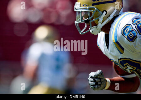 03 octobre 2009 - Stanford, Californie, États-Unis - 03 octobre 2009 : Taylor de l'UCLA Embree (82) au cours de l'échauffement à la Stanford Stadium à Stanford en Californie le samedi. Le Stanford Cardinaux UCLA Bruins défait 24-16. (Crédit Image : © Konsta Goumenidis ZUMApress.com)/global/Southcreek Banque D'Images