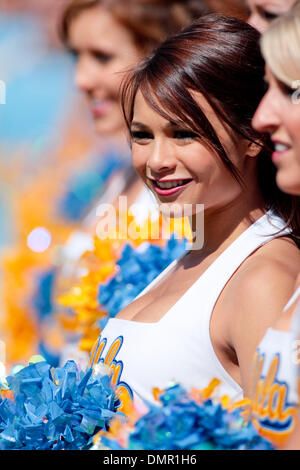 03 octobre 2009 - Stanford, Californie, États-Unis - 03 octobre 2009 : au cours de l'échauffement des cheerleaders de l'UCLA à Stanford Stadium à Stanford en Californie le samedi. Le Stanford Cardinaux UCLA Bruins défait 24-16. (Crédit Image : © Konsta Goumenidis ZUMApress.com)/global/Southcreek Banque D'Images