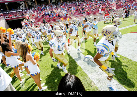 03 octobre 2009 - Stanford, Californie, États-Unis - 03 octobre 2009 : prendre UCLA Bruins le domaine à Stanford Stadium à Stanford en Californie le samedi. Le Stanford Cardinaux UCLA Bruins défait 24-16. (Crédit Image : © Konsta Goumenidis ZUMApress.com)/global/Southcreek Banque D'Images