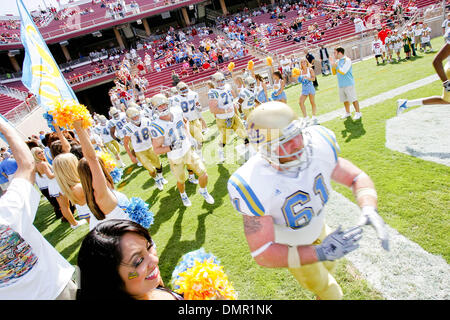 03 octobre 2009 - Stanford, Californie, États-Unis - 03 octobre 2009 : prendre UCLA Bruins le domaine à Stanford Stadium à Stanford en Californie le samedi. Le Stanford Cardinaux UCLA Bruins défait 24-16. (Crédit Image : © Konsta Goumenidis ZUMApress.com)/global/Southcreek Banque D'Images