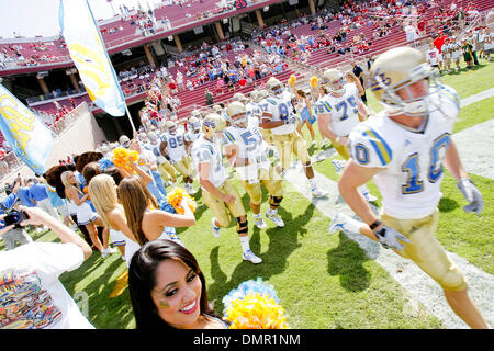 03 octobre 2009 - Stanford, Californie, États-Unis - 03 octobre 2009 : prendre UCLA Bruins le domaine à Stanford Stadium à Stanford en Californie le samedi. Le Stanford Cardinaux UCLA Bruins défait 24-16. (Crédit Image : © Konsta Goumenidis ZUMApress.com)/global/Southcreek Banque D'Images