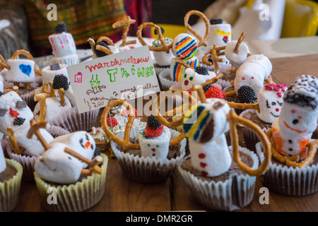 Petits gâteaux faits maison à la vente à un organisme de bienfaisance vente de pâtisseries à New York le Samedi, Décembre 14, 2013. (© Richard B. Levine) Banque D'Images