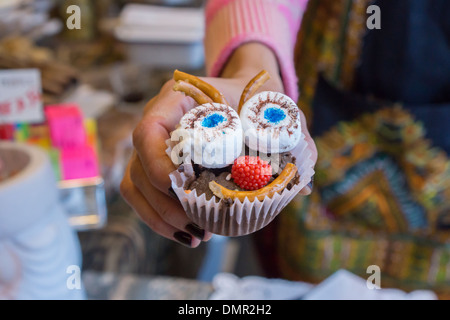 Petits gâteaux faits maison à la vente à un organisme de bienfaisance vente de pâtisseries à New York le Samedi, Décembre 14, 2013. (© Richard B. Levine) Banque D'Images