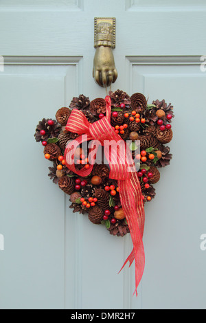 Guirlande de Noël sur la porte d'un chalet traditionnel anglais dans le village d'Eyam, Peak District, Derbyshire Banque D'Images