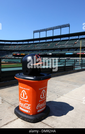 Corbeille pour le recyclage des bouteilles sur l'Oriole Park avec l'équipe Des Orioles de Baltimore, casque et d'un insigne, Camden Yards, Baltimore, USA Banque D'Images