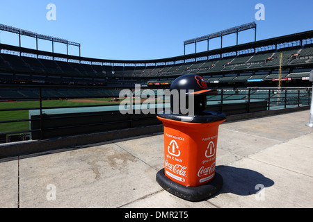 Corbeille pour le recyclage des bouteilles sur l'Oriole Park avec l'équipe Des Orioles de Baltimore, casque et d'un insigne, Camden Yards, Baltimore, USA Banque D'Images