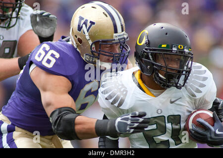 24 octobre 2009 - Seattle, Washington, États-Unis - 24 octobre 2009 : Washington défensive fin Daniel Te'o-Nesheim (66) s'attaque à Washington d'utiliser de nouveau LaMichael James (21) dans le jeu entre le # 11 de l'Oregon et le rang des canards des Huskies de Washington qui se joue au stade Husky à Seattle, WA. (Crédit Image : © Andrew Fredrickson/ZUMApress.com) Southcreek/mondial Banque D'Images