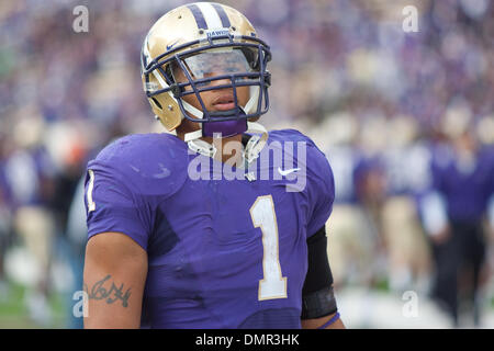 24 octobre 2009 - Seattle, Washington, États-Unis - 24 octobre 2009 : Washington d'utiliser de nouveau Chris Polk (1) reconnaît la foule dans le jeu entre le # 11 de l'Oregon et le rang des canards des Huskies de Washington qui se joue au stade Husky à Seattle, WA. (Crédit Image : © Andrew Fredrickson/ZUMApress.com) Southcreek/mondial Banque D'Images