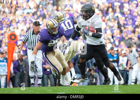 24 octobre 2009 - Seattle, Washington, États-Unis - 24 octobre 2009 : l'Oregon d'utiliser de nouveau LaMichael James (21) passe de sécurité Washington Nate Fellner (29) dans le jeu entre le # 11 de l'Oregon et le rang des canards des Huskies de Washington qui se joue au stade Husky à Seattle, WA. (Crédit Image : © Andrew Fredrickson/ZUMApress.com) Southcreek/mondial Banque D'Images