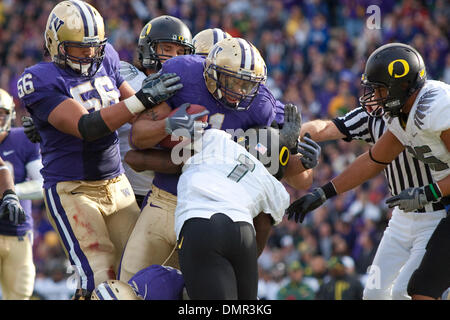 24 octobre 2009 - Seattle, Washington, États-Unis - 24 octobre 2009 : Washington d'utiliser de nouveau Chris Polk (1) marque un touchdown alors que la sécurité de l'Oregon Marvin Johnson (1) continue de s'attaquer dans le jeu entre le # 11 de l'Oregon et le rang des canards des Huskies de Washington qui se joue au stade Husky à Seattle, WA. (Crédit Image : © Andrew Fredrickson/ZUMApress.com) Southcreek/mondial Banque D'Images
