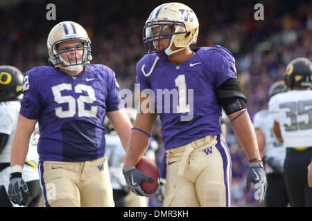 24 octobre 2009 - Seattle, Washington, États-Unis - 24 octobre 2009 : Washington d'utiliser de nouveau Chris Polk (1) après un touché s'exécuter dans le jeu entre le # 11 de l'Oregon et le rang des canards des Huskies de Washington qui se joue au stade Husky à Seattle, WA. (Crédit Image : © Andrew Fredrickson/ZUMApress.com) Southcreek/mondial Banque D'Images