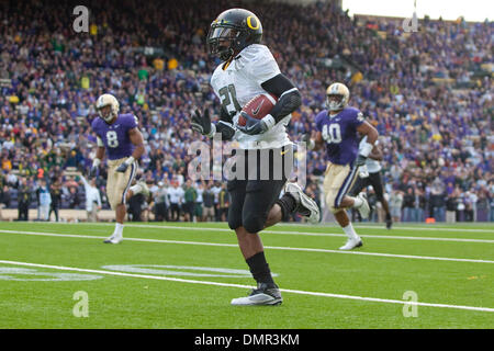 24 octobre 2009 - Seattle, Washington, États-Unis - 24 octobre 2009 : l'Oregon d'utiliser de nouveau LaMichael James court pour un touché dans le jeu entre le # 11 de l'Oregon et le rang des canards des Huskies de Washington qui se joue au stade Husky à Seattle, WA. (Crédit Image : © Andrew Fredrickson/ZUMApress.com) Southcreek/mondial Banque D'Images