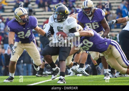 24 octobre 2009 - Seattle, Washington, États-Unis - 24 octobre 2009 : l'Oregon d'utiliser de nouveau Remene Alston Jr. (5) dans le jeu entre le # 11 de l'Oregon et le rang des canards des Huskies de Washington qui se joue au stade Husky à Seattle, WA. (Crédit Image : © Andrew Fredrickson/ZUMApress.com) Southcreek/mondial Banque D'Images