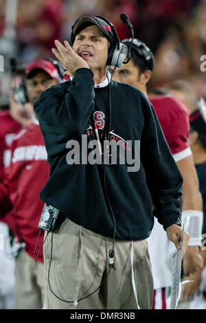 24 octobre 2009 - Stanford, Californie, États-Unis - 24 octobre 2009 : l'entraîneur-chef Jim Stanford Harbaugh au cours de l'action de jeu, samedi au stade de Stanford, Foster Field. Le Stanford Cardinaux défait les Arizona State Sun Devils 33-14. (Crédit Image : © Konsta Goumenidis ZUMApress.com)/global/Southcreek Banque D'Images