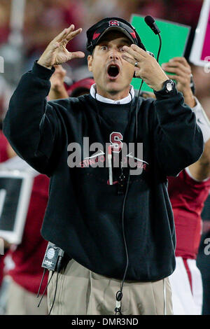 24 octobre 2009 - Stanford, Californie, États-Unis - 24 octobre 2009 : l'entraîneur-chef Jim Stanford Harbaugh au cours de l'action de jeu, samedi au stade de Stanford, Foster Field. Le Stanford Cardinaux défait les Arizona State Sun Devils 33-14. (Crédit Image : © Konsta Goumenidis ZUMApress.com)/global/Southcreek Banque D'Images