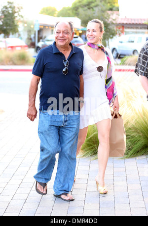 Richard Anthony "Cheech Marin des promenades autour de Malibu Country Mart avec sa femme pianiste russe Natasha Rubin Los Angeles Banque D'Images