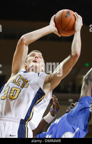 Toledo guard Jake Barnett (30) au cours de l'action de jeu. L'Est de l'Illinois a défait Toledo 72-62 dans le match d'ouverture pour les deux équipes à Savage Arena sur le campus de l'Université de Toledo Toledo, Ohio. (Crédit Image : © Scott Grau/ZUMApress.com) Southcreek/mondial Banque D'Images