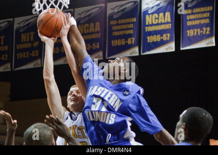 Garde Eastern Illinois T.J. Marion (31) tente de bloquer un tir de Toledo guard Jake Barnett (30) au cours de l'action de jeu. L'Est de l'Illinois a défait Toledo 72-62 dans le match d'ouverture pour les deux équipes à Savage Arena sur le campus de l'Université de Toledo Toledo, Ohio. (Crédit Image : © Scott Grau/ZUMApress.com) Southcreek/mondial Banque D'Images