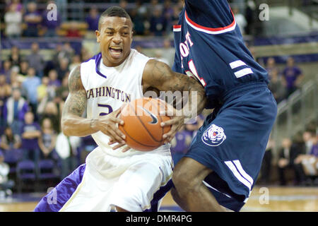 14 novembre 2009 - Seattle, Washington, États-Unis - 14 novembre 2009 : Washington Isaiah Thomas guard (2) au cours de l'action de jeu entre les Bruins de Belmont et Washington Huskies tenue à La Banque d'Amérique Arena à Seattle, Washington. Les Huskies défait les Bruins, 96-78. (Crédit Image : © Andrew Fredrickson/ZUMApress.com) Southcreek/mondial Banque D'Images