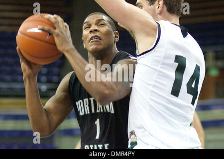 14 novembre 2009 - Seattle, Washington, États-Unis - 14 novembre 2009 : l'état de Portland avant Jules Thomas (1) disques durs pour la voie pendant l'action de jeu entre la Wright State Raiders et Portland State Vikings ont eu lieu à la Banque d'Amérique Arena à Seattle, Washington. (Crédit Image : © Andrew Fredrickson/ZUMApress.com) Southcreek/mondial Banque D'Images