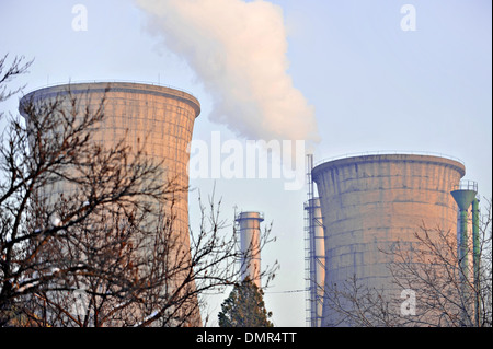 Les tours de refroidissement de l'usine thermoélectrique avec de la fumée sortir Banque D'Images