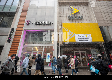 T-Mobile et d'un ancien magasin de téléphone cellulaire Sprint jouxtent les uns les autres à Herald Square à New York Banque D'Images