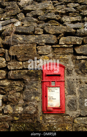 Le roi George VI postbox ensemble en mur de pierres sèches dans Grindlow ; un village éloigné dans le Derbyshire Peak District National Park, Royaume-Uni. Banque D'Images