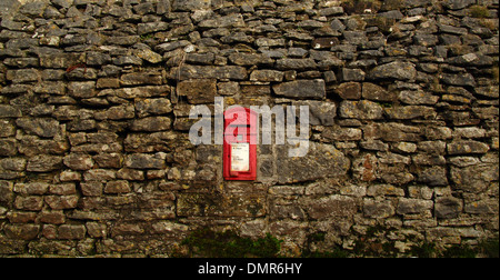 Le roi George VI postbox ensemble en mur de pierres sèches dans Grindlow ; un village éloigné dans le Derbyshire Peak District National Park, Royaume-Uni. Banque D'Images