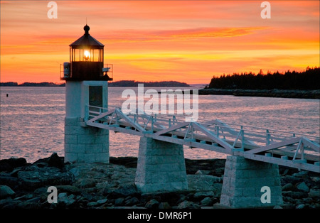 Coucher de soleil sur le phare de Marshall, à Port Clyde, dans le Maine. Banque D'Images