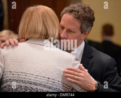 Washington DC, USA. 14Th Dec 2013. L'ancien secrétaire du Trésor, Timothy Geithner (R) assiste à la commémoration du centenaire de la Réserve fédérale américaine à l'immeuble de la Réserve fédérale à Washington DC, capitale des États-Unis, le 16 décembre 2013. Credit : Zhang Jun/Xinhua/Alamy Live News Banque D'Images
