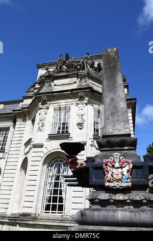 Ville de Cardiff armoiries sculptées dans la pierre sur le pilier à l'extérieur de l'hôtel de ville, Cardiff, South Glamorgan, Wales, Royaume-Uni Banque D'Images