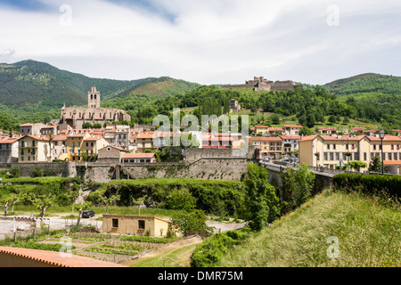 Vue du Fort Lagarde et l'église en Prats de Mollo la Preste, Languedoc Roussillon, France, Europe. Banque D'Images